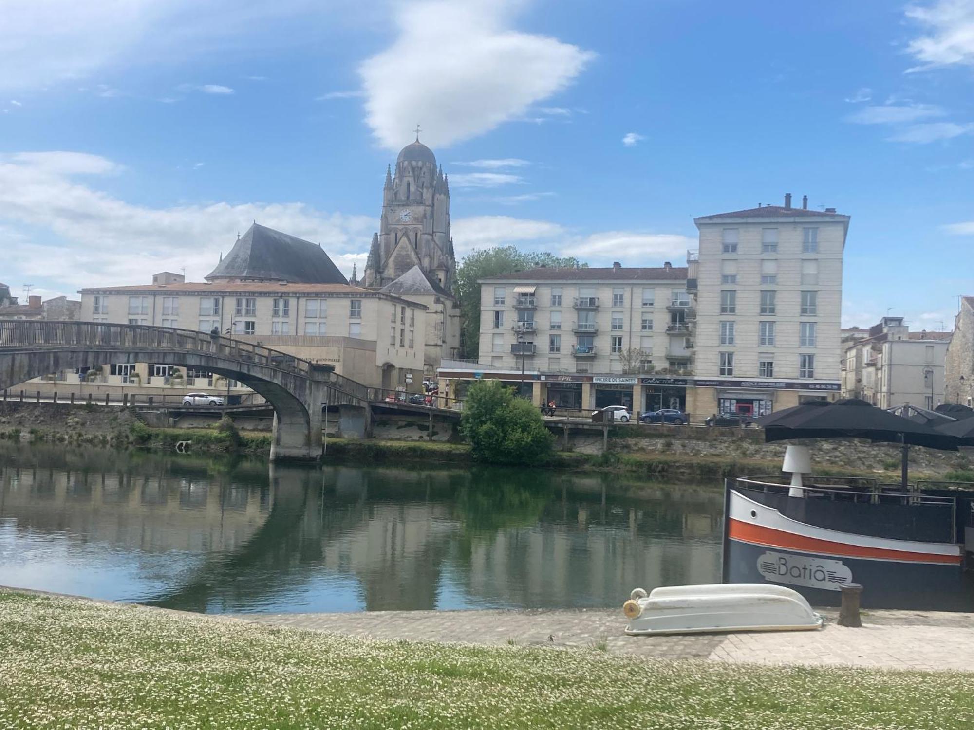 Les Ganivelles Apartment Saint-Dizant-du-Gua Bagian luar foto